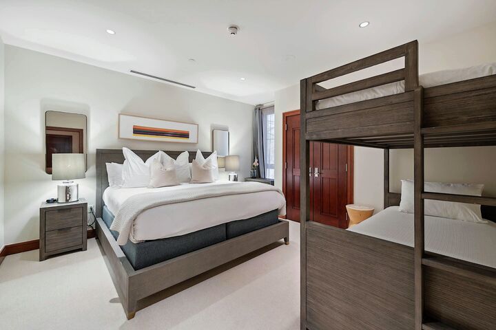 #4DE - Bedroom