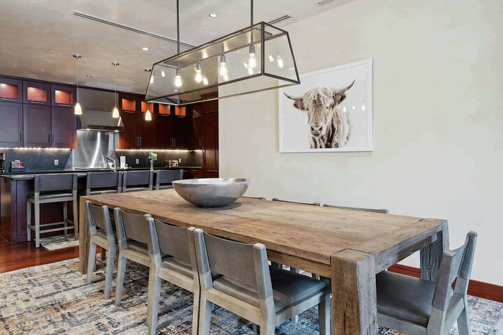 #4DE - Dining Area
