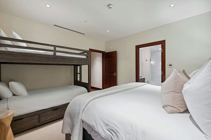#4DE - Bedroom