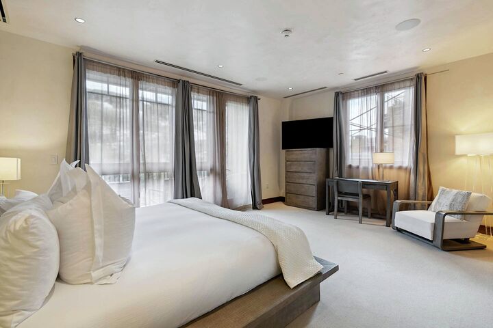 #4DE - Master Bedroom
