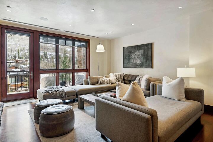 #4DE - Living Area
