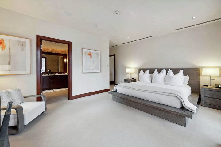 #4DE - Master Bedroom