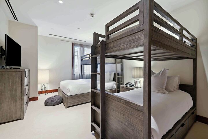#4DE - Bedroom