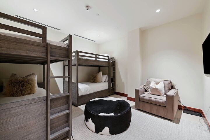 #4DE - Den with Bunk Beds