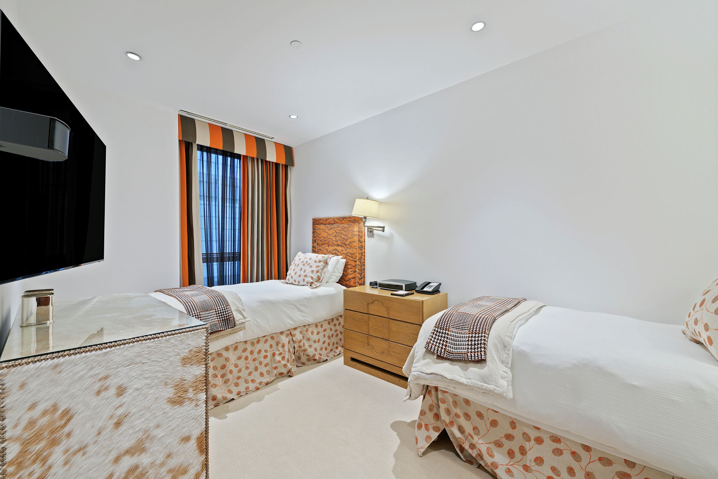 #5DW - Bedroom