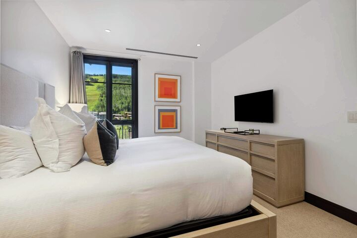 #6BE - Bedroom