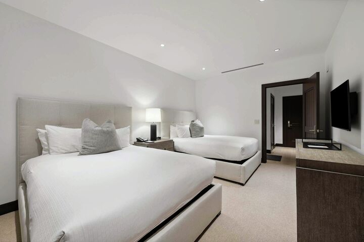 #6BE - Bedroom