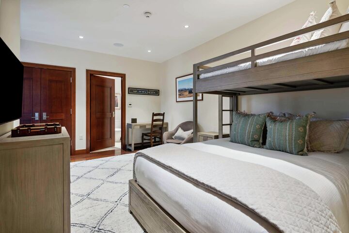 #5BE - Bedroom