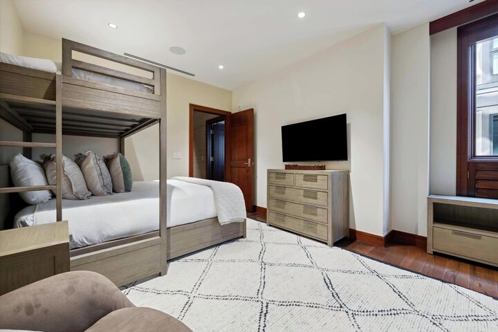 #5BE - Bedroom