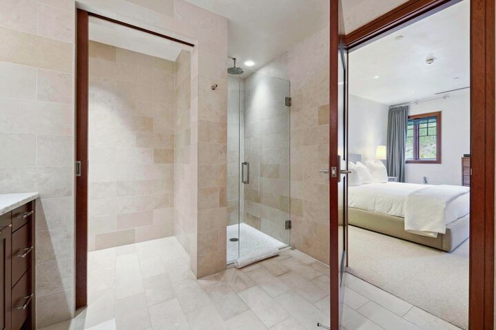 #4EE - Master Ensuite Bathroom