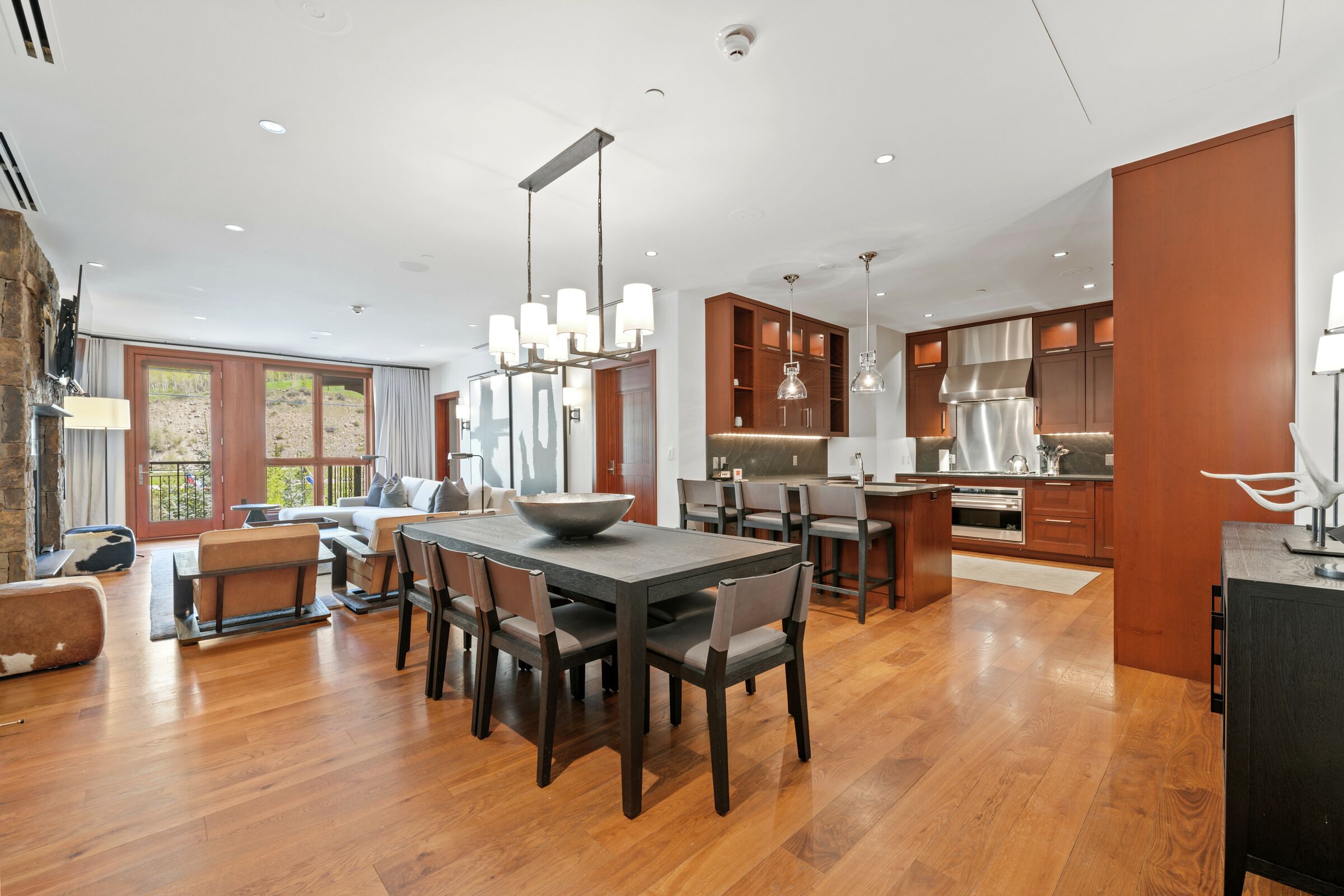 #5CE - Dining Room