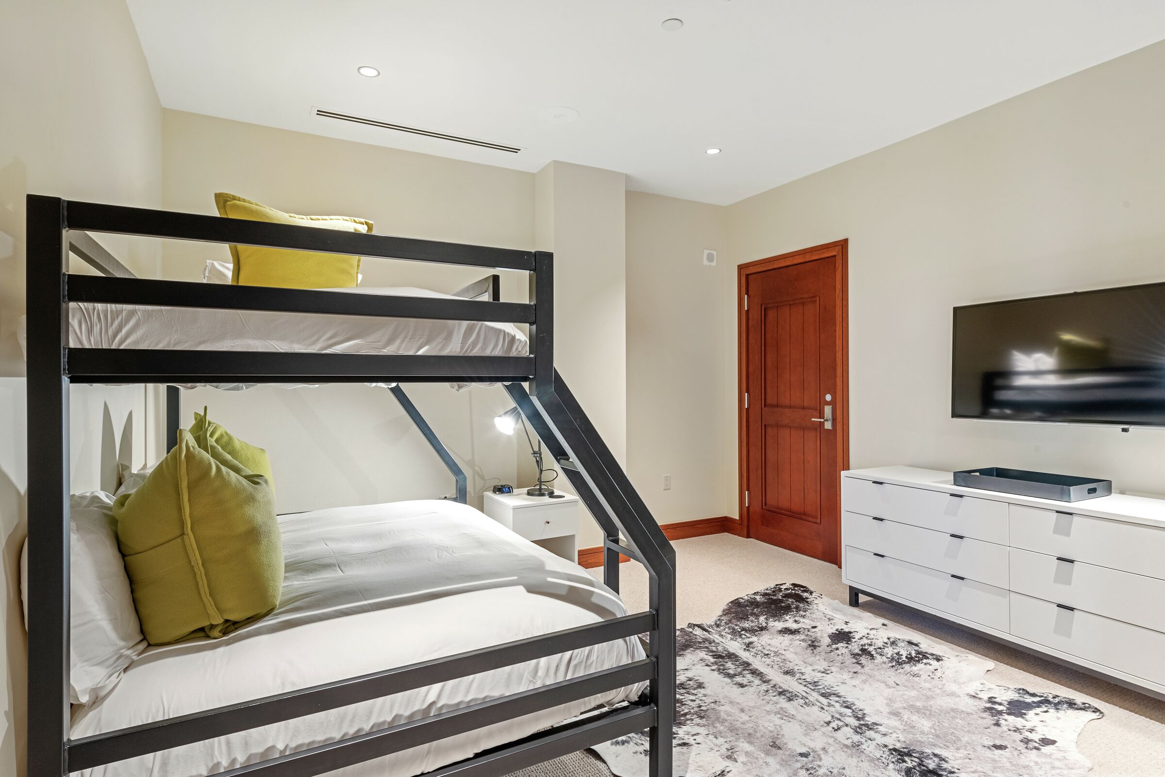 #6CE - Bedroom