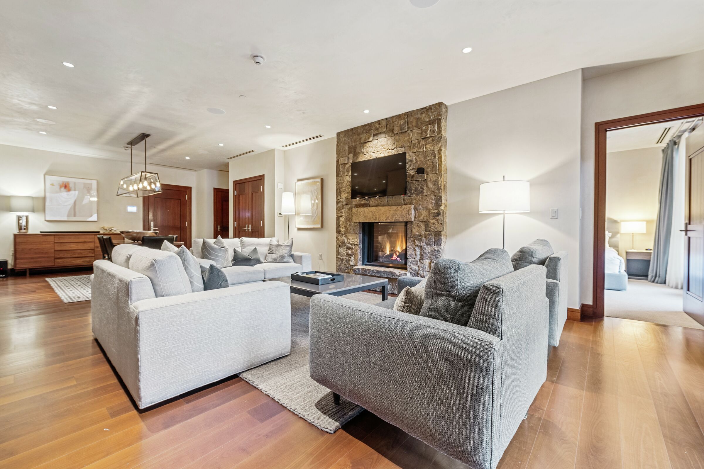 #6CE - Living Room