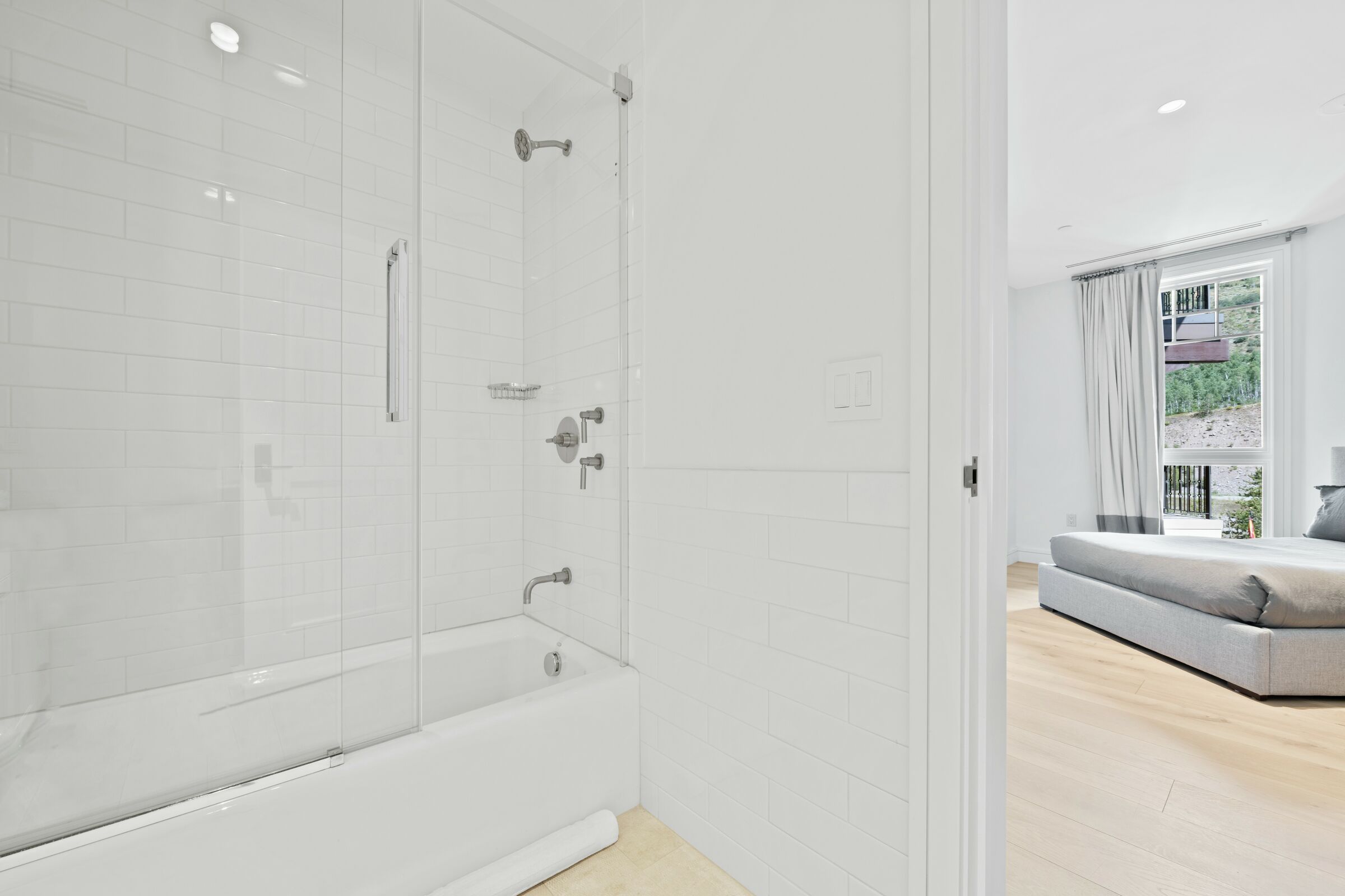 #6EE - Ensuite Bathroom