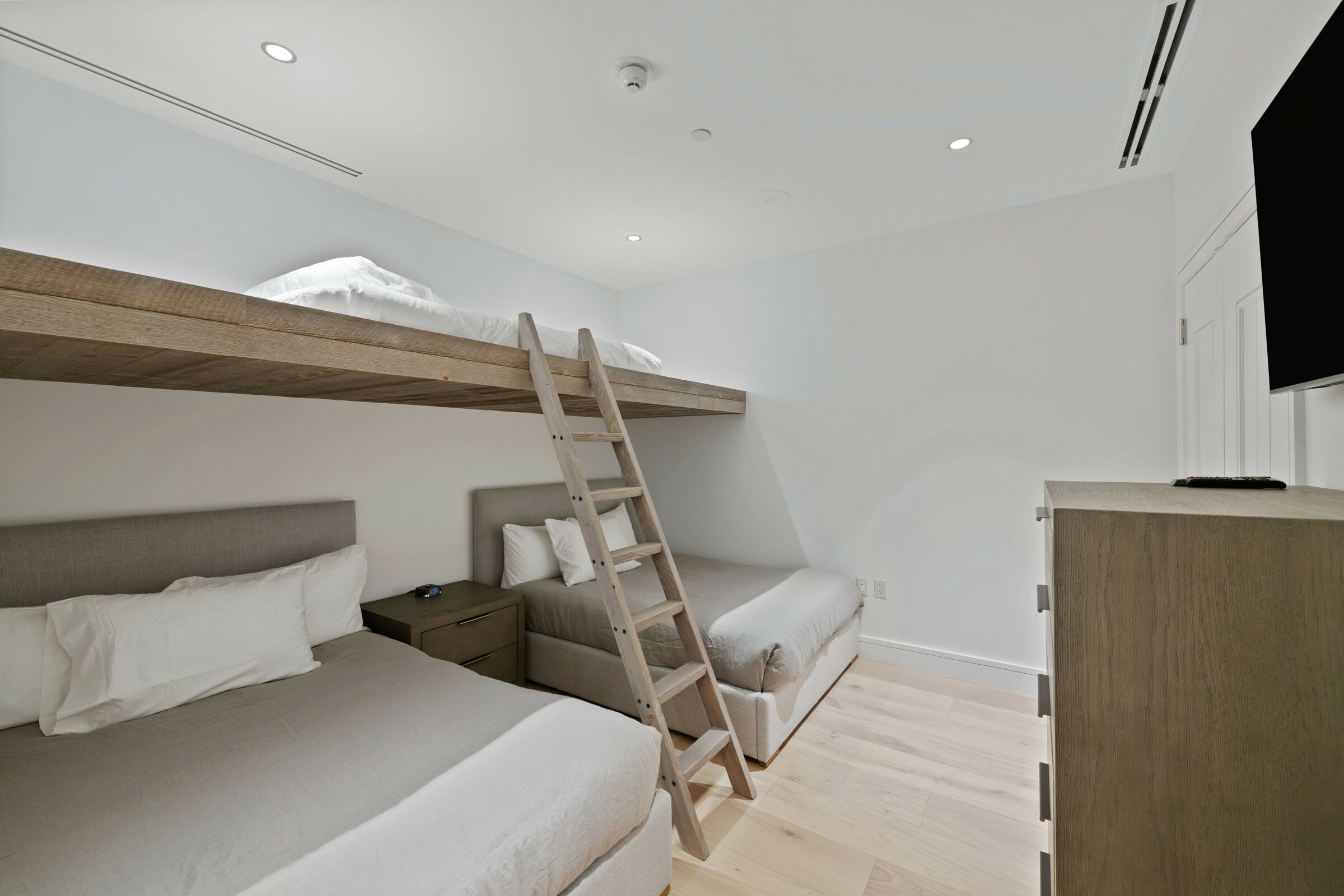 #6EE - Bedroom