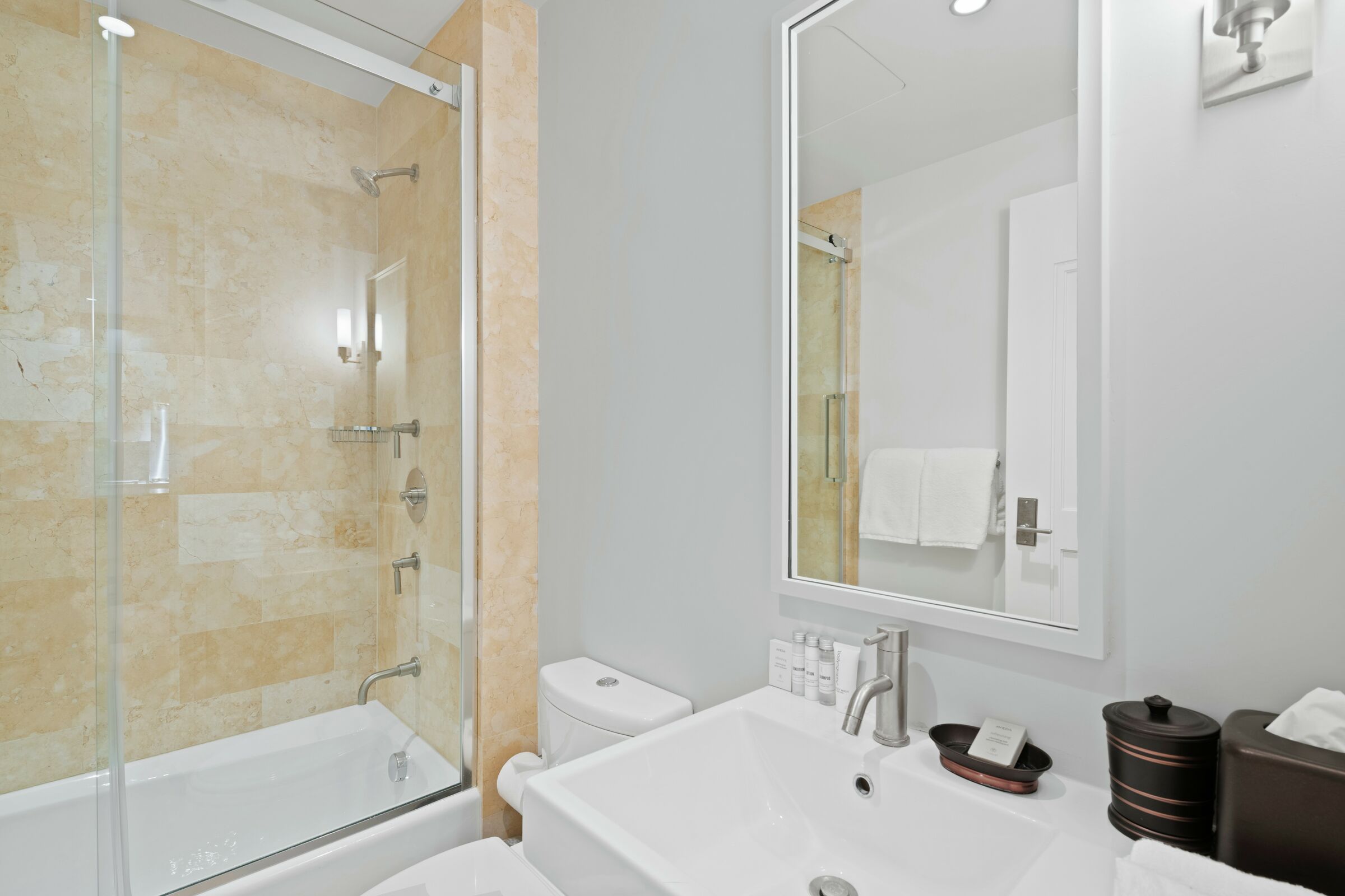 #6EE - Bathroom