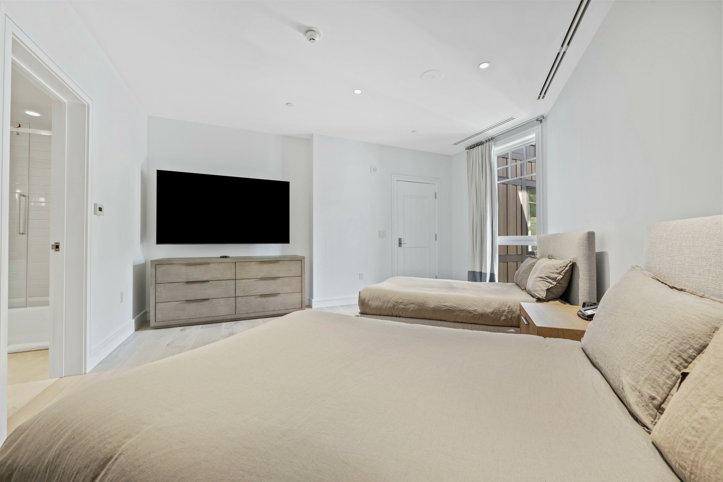 #6EE - Bedroom