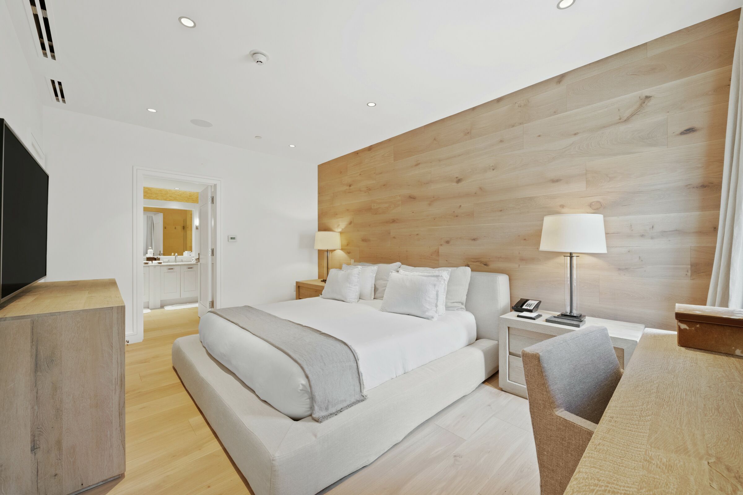 #6EE - Master Bedroom