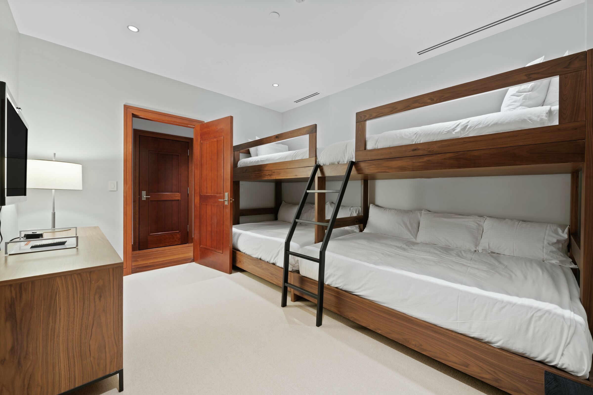 #7EE - Bedroom