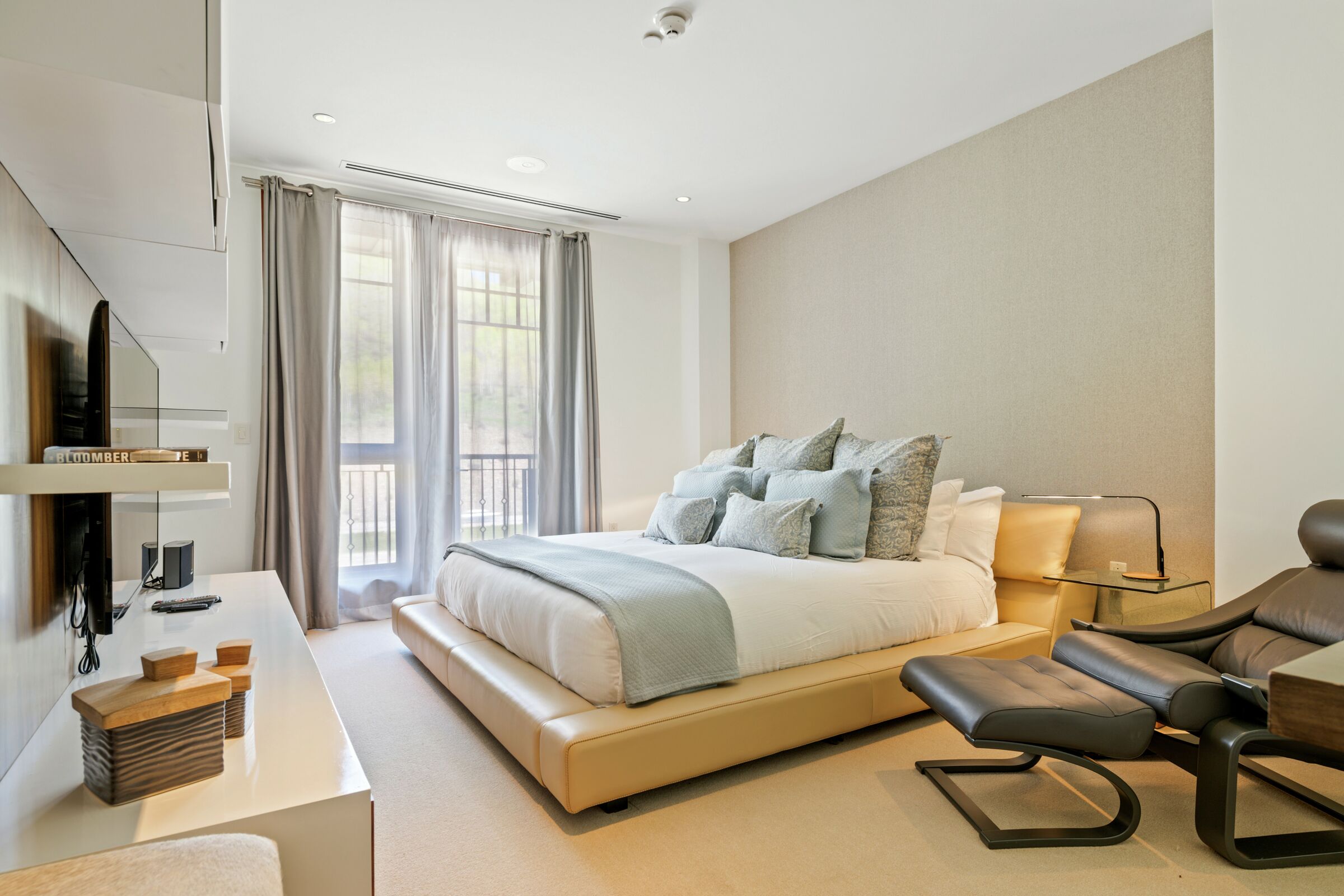 #7AE - Master Bedroom
