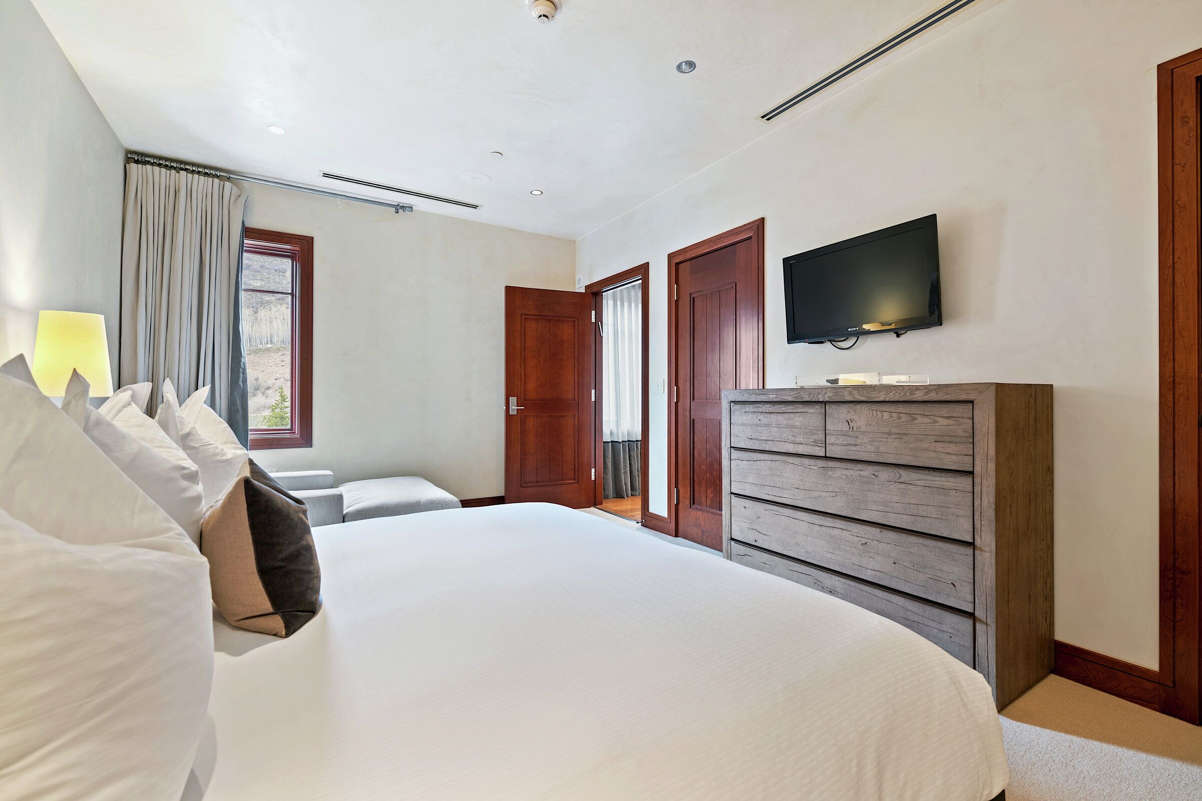#5EE - Master Bedroom