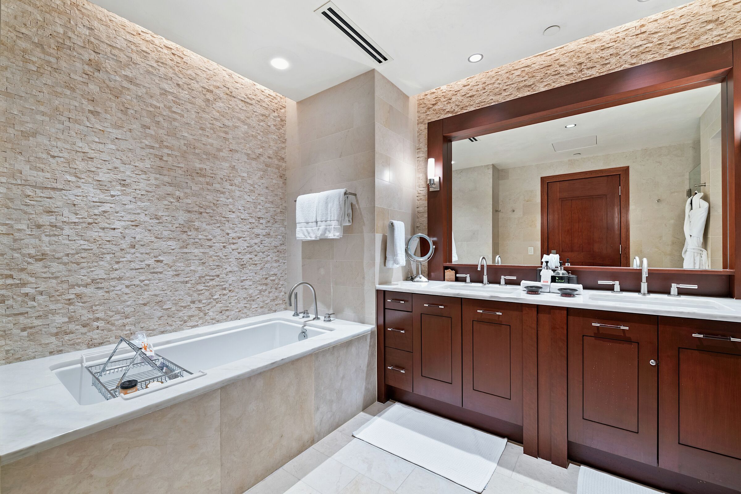 #5EE - Master Ensuite Bathroom