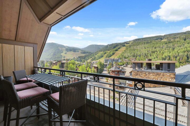 Premium 3 Bdrm + Den Penthouse - Balcony