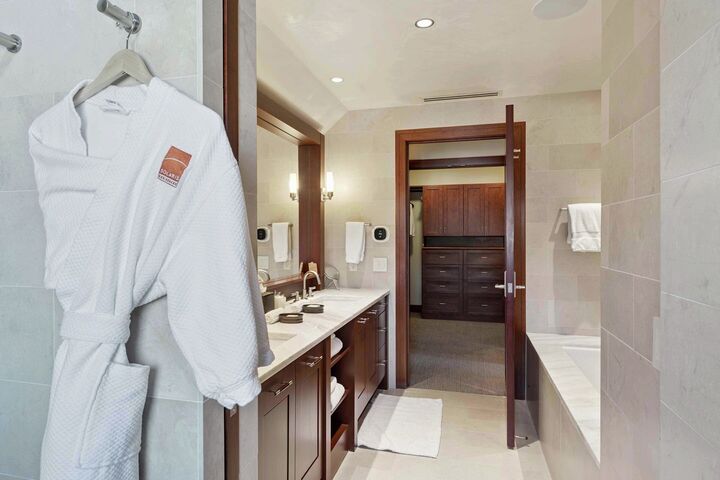 Premium 3 Bdrm + Den Penthouse - Master Ensuite Bathroom
