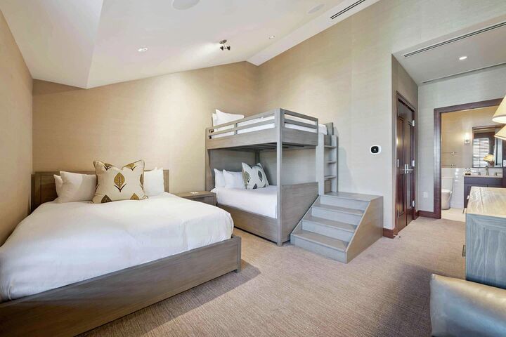 Premium 3 Bdrm + Den Penthouse - Bedroom