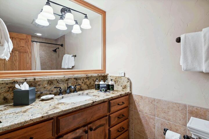 #283 - Studio Bathroom