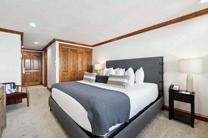 #682 - Studio Living Area