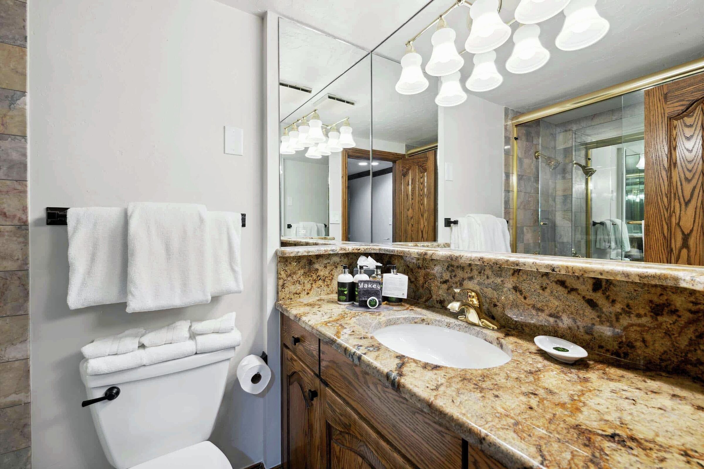 #682 - Studio Bathroom