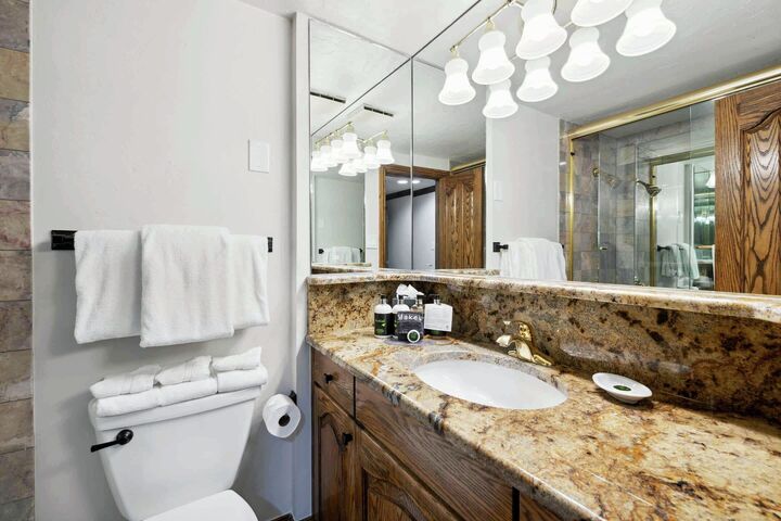 #682 - Studio Bathroom