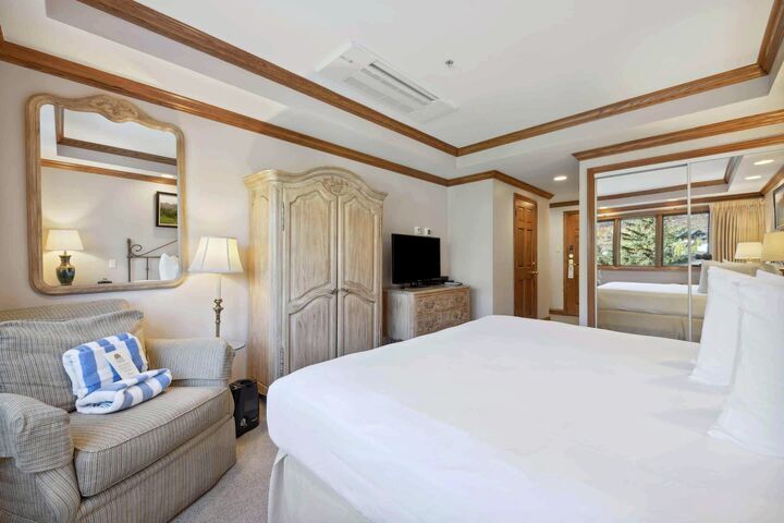 #382 - Studio Living Area