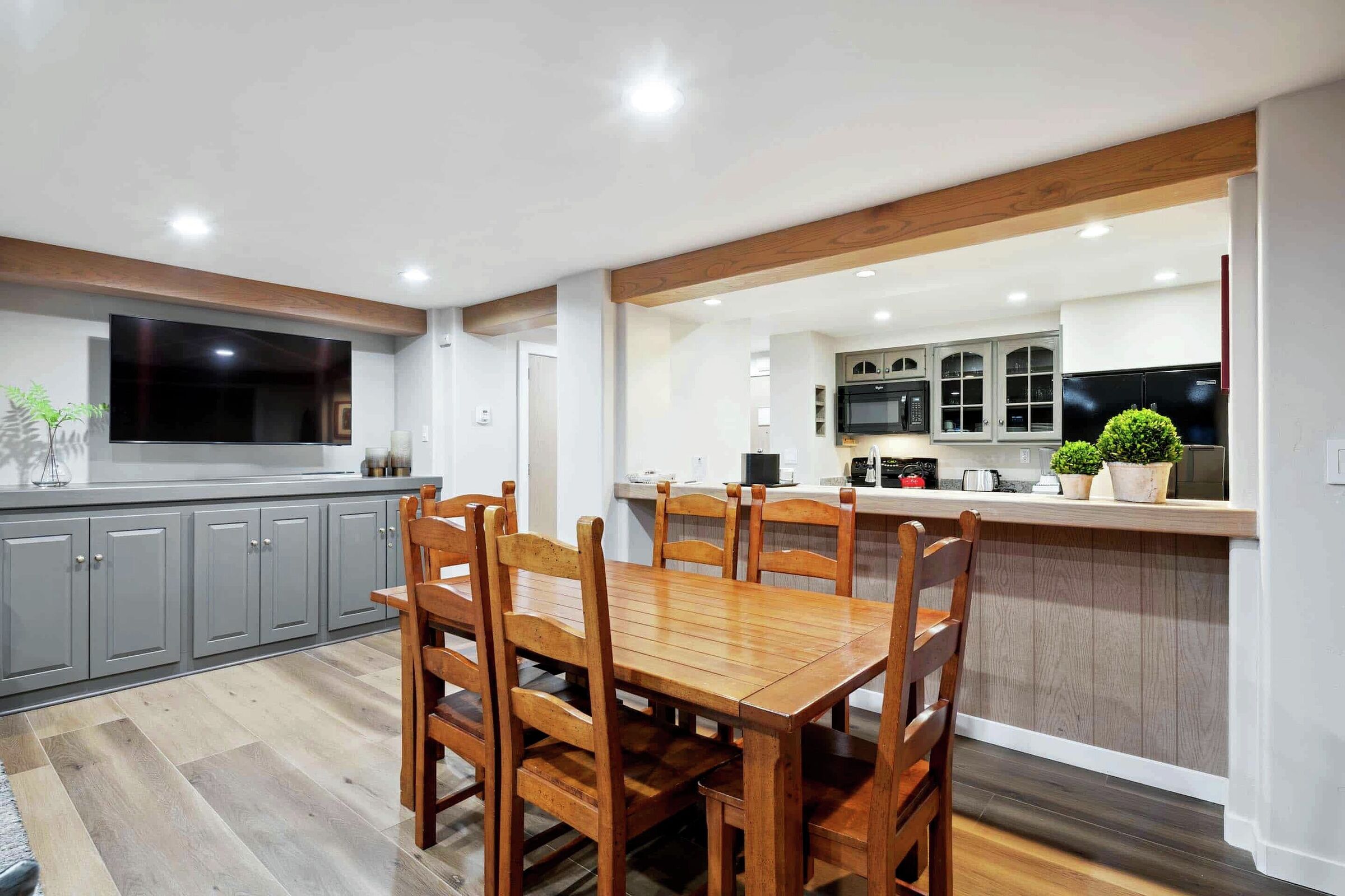 Dining Area & Kitchen