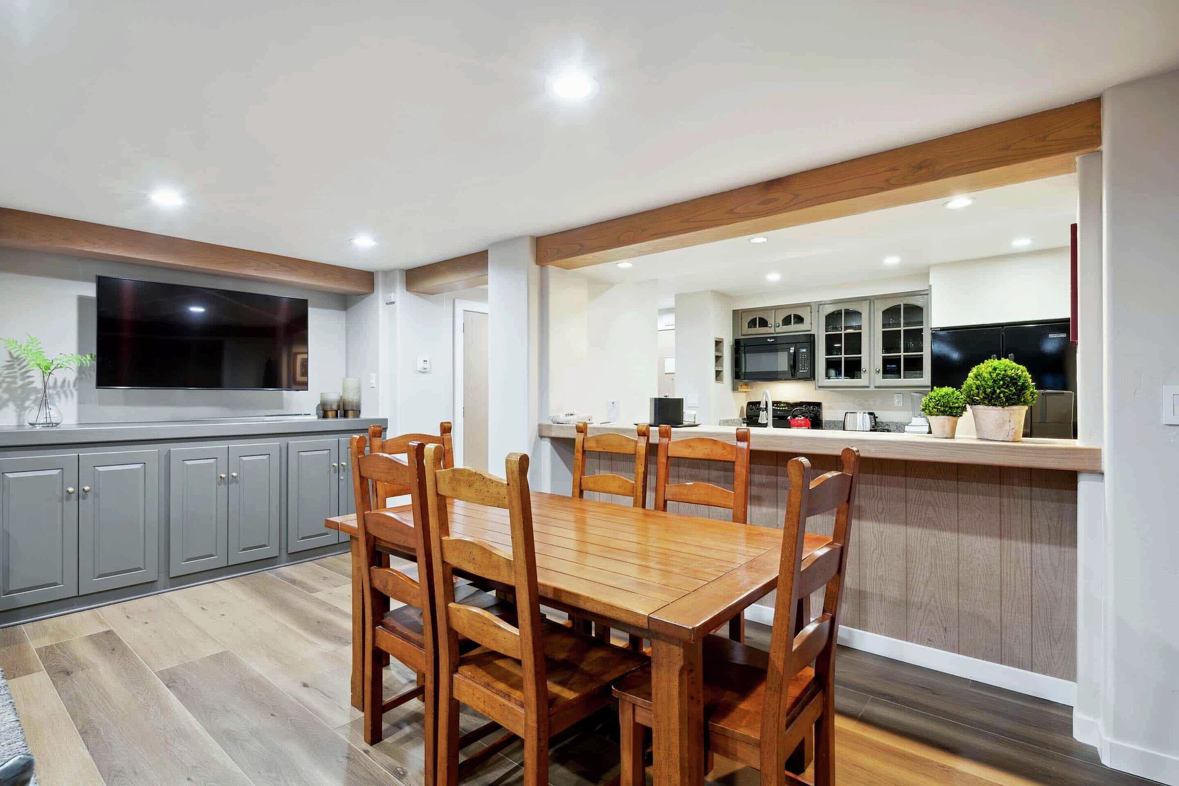 Dining Area & Kitchen
