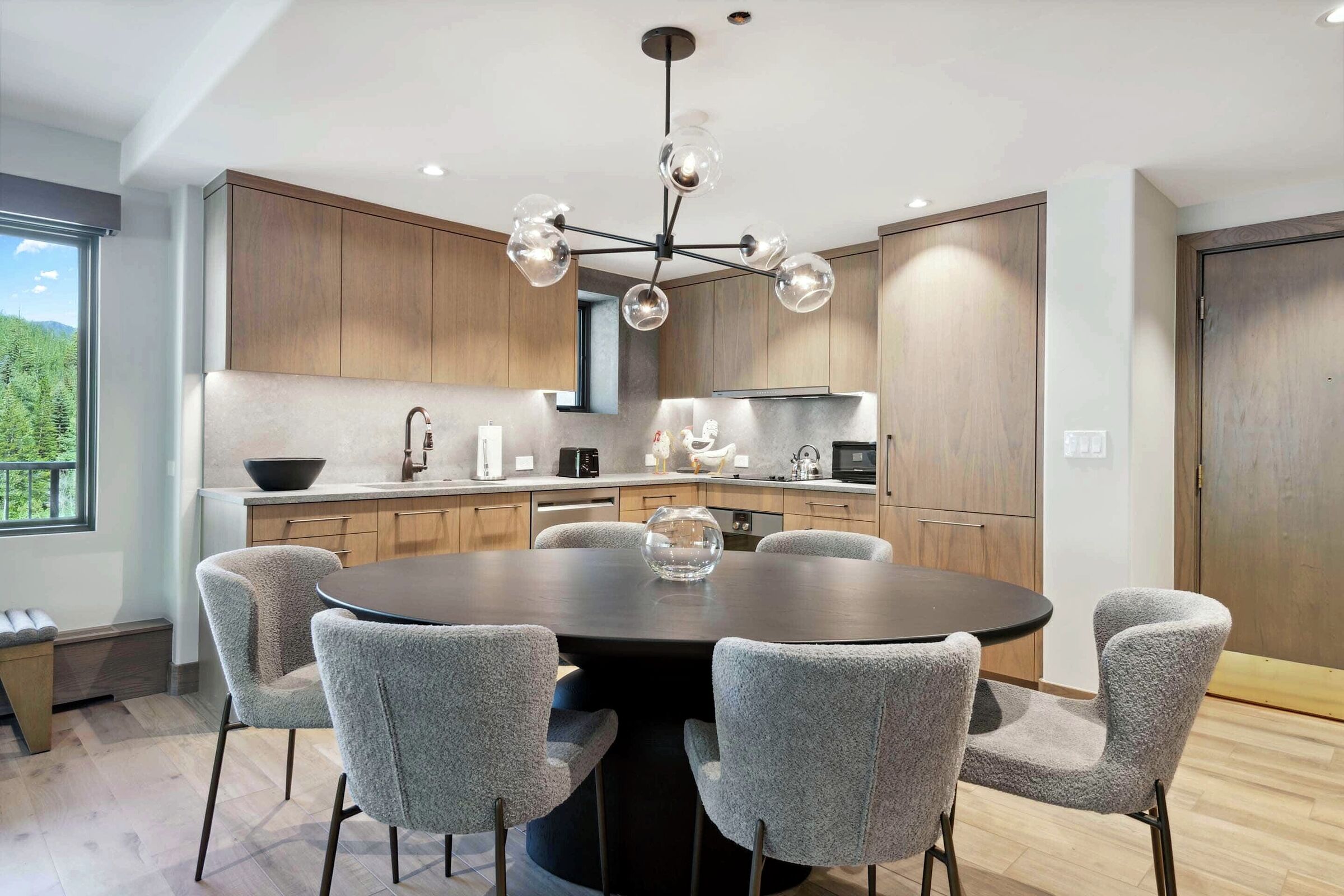 #699 - Dining Area & Kitchen