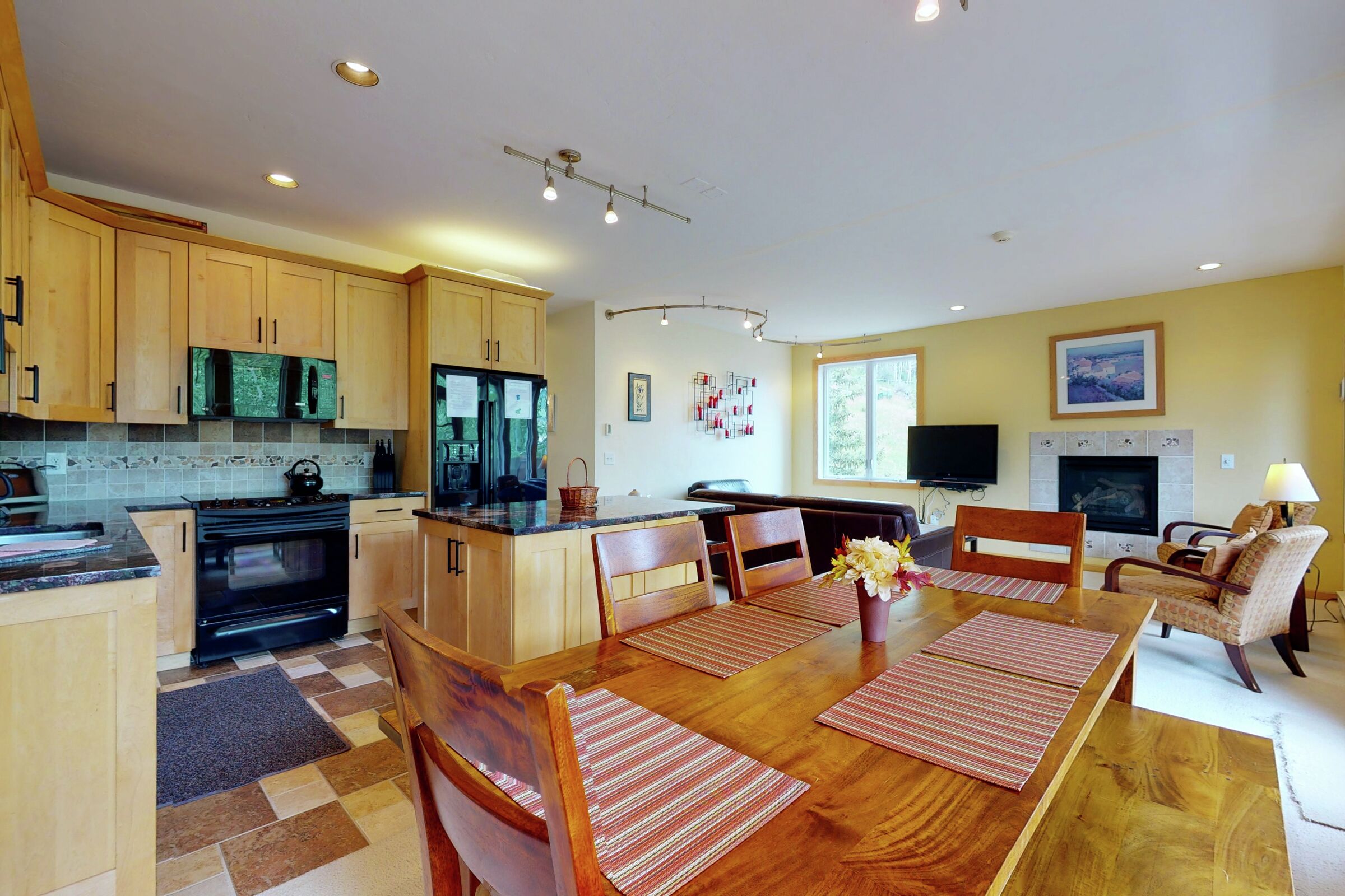 #31B - Dining Room & Kitchen