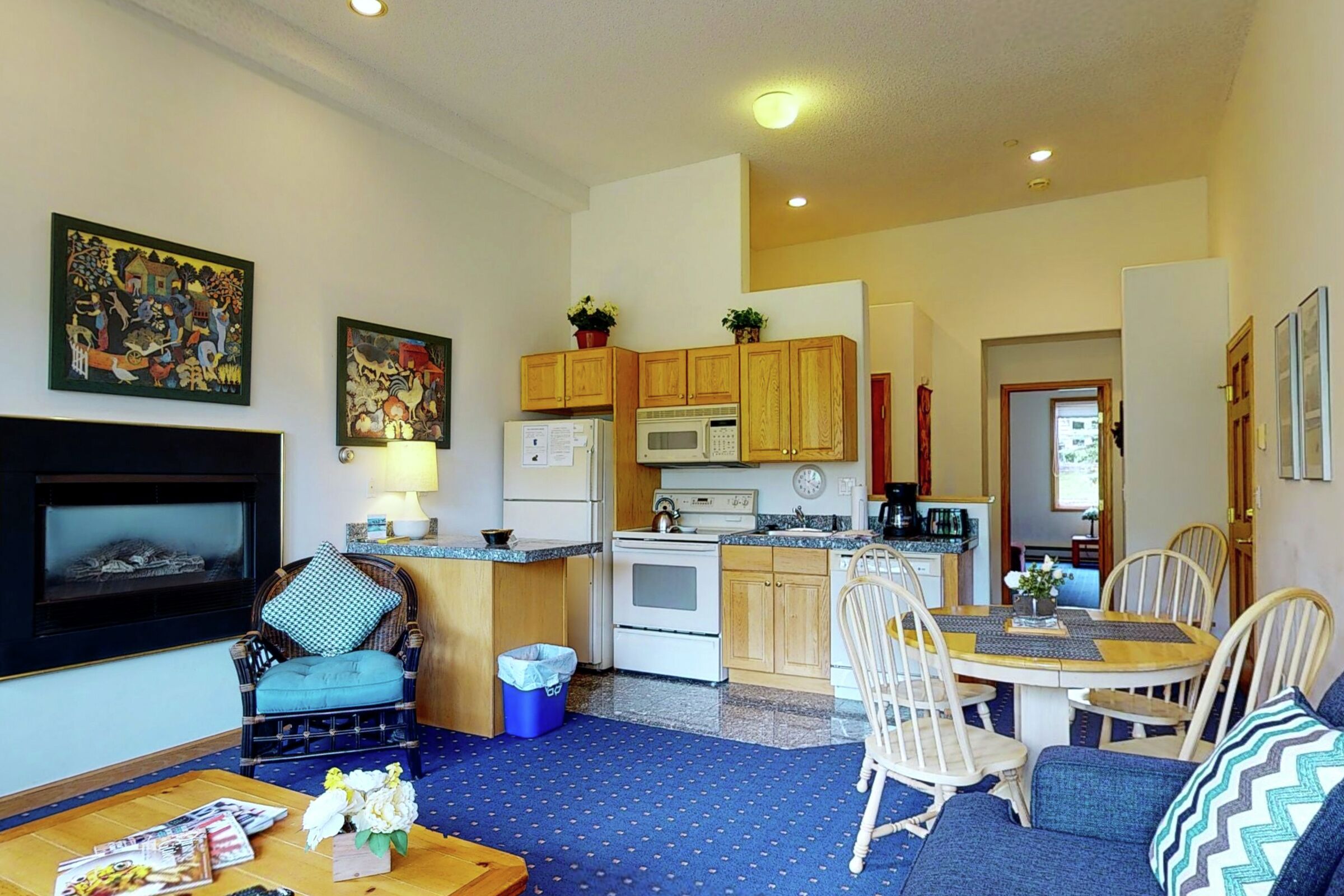#33E - Dining Room & Kitchen