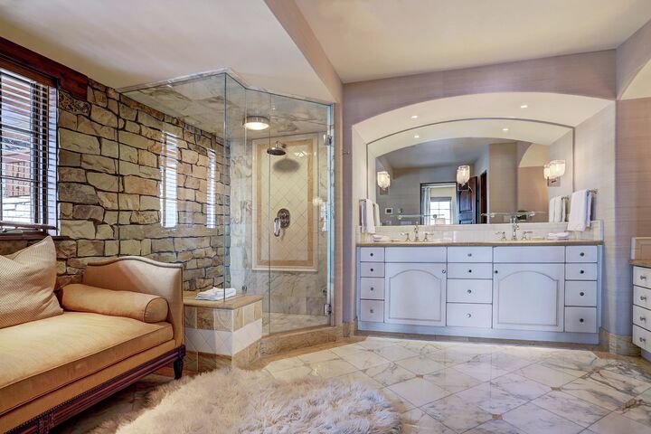 5 Bdrm Chalet - Bathroom
