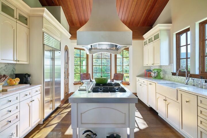 5 Bdrm Chalet - Kitchen