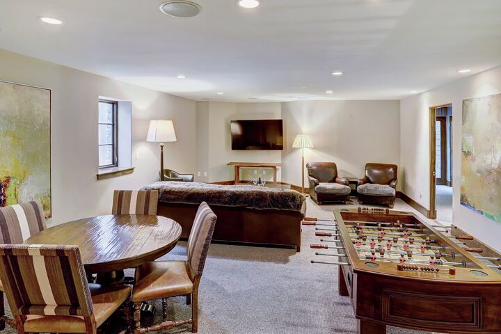 5 Bdrm Chalet - Family Room