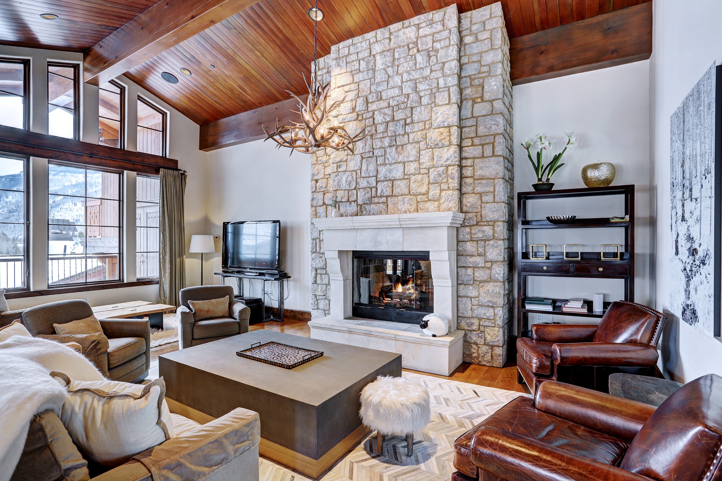 5 Bdrm Chalet - Living Room