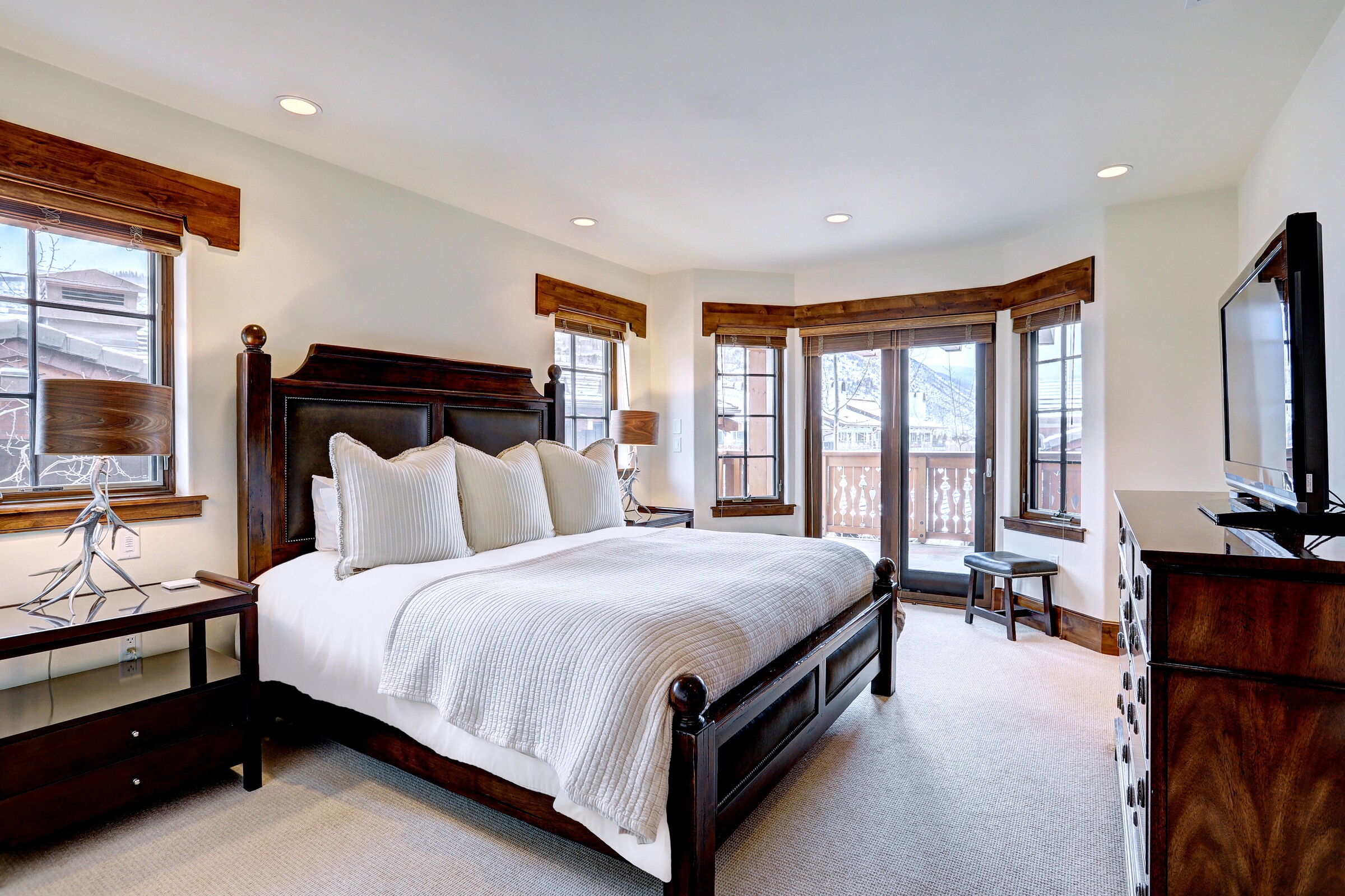 5 Bdrm Chalet - Bedroom