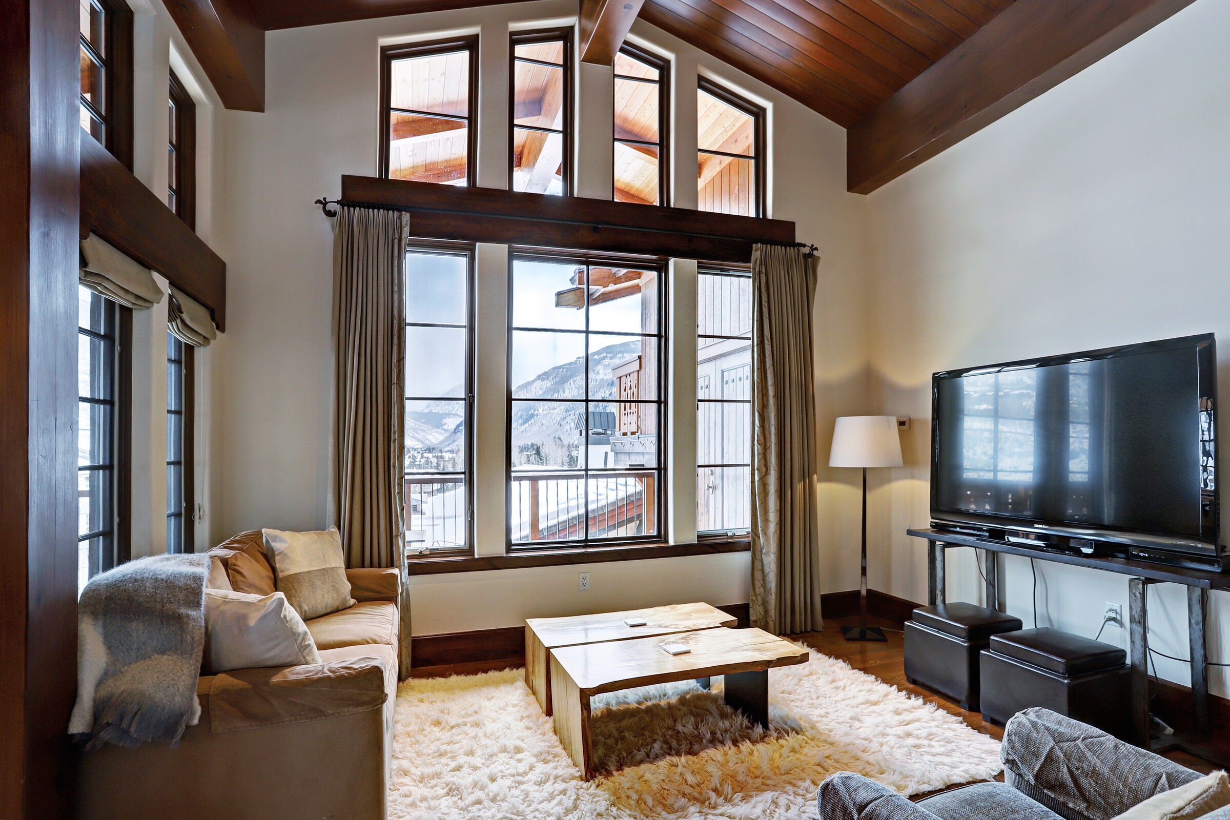 5 Bdrm Chalet - Family Room