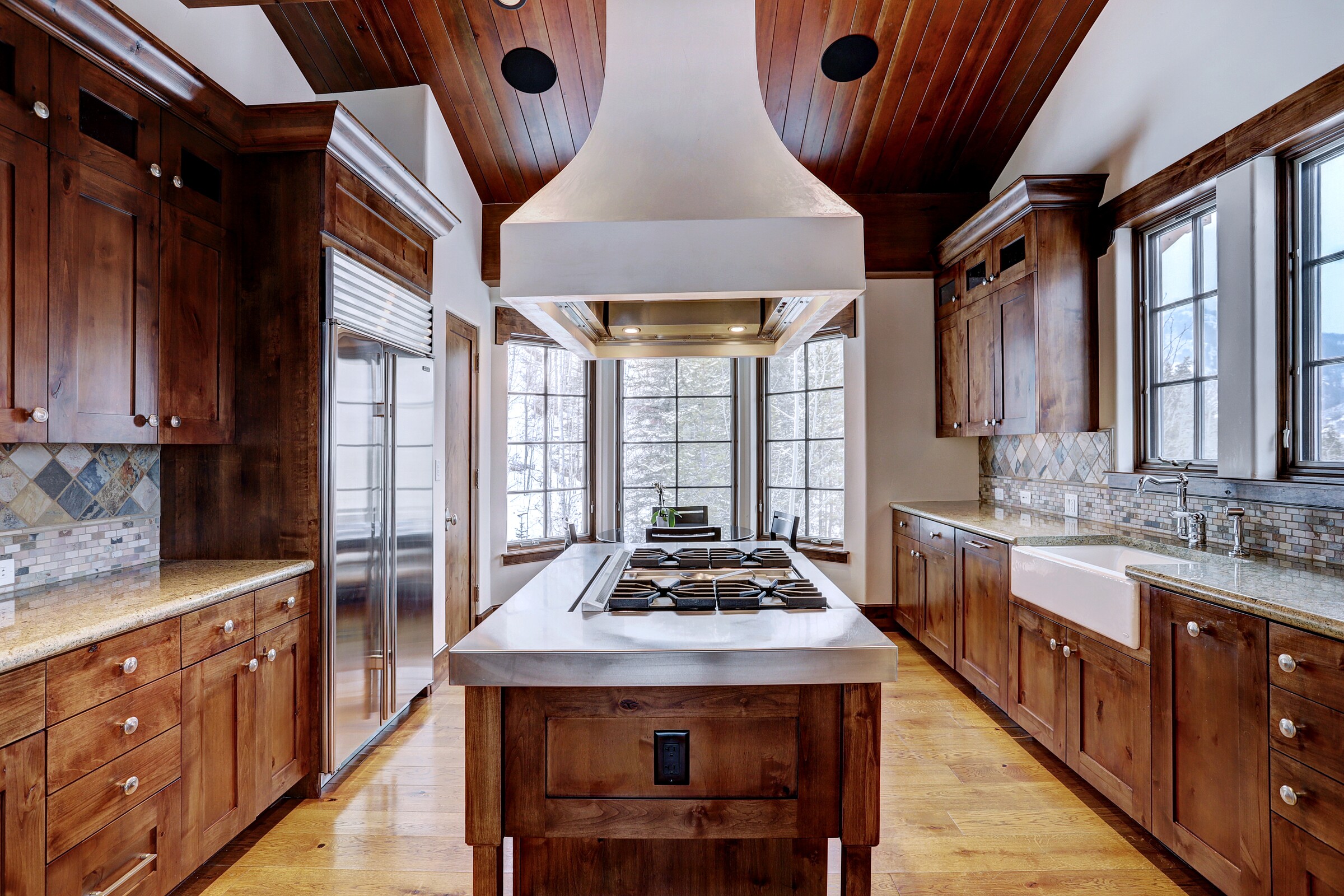5 Bdrm Chalet - Kitchen