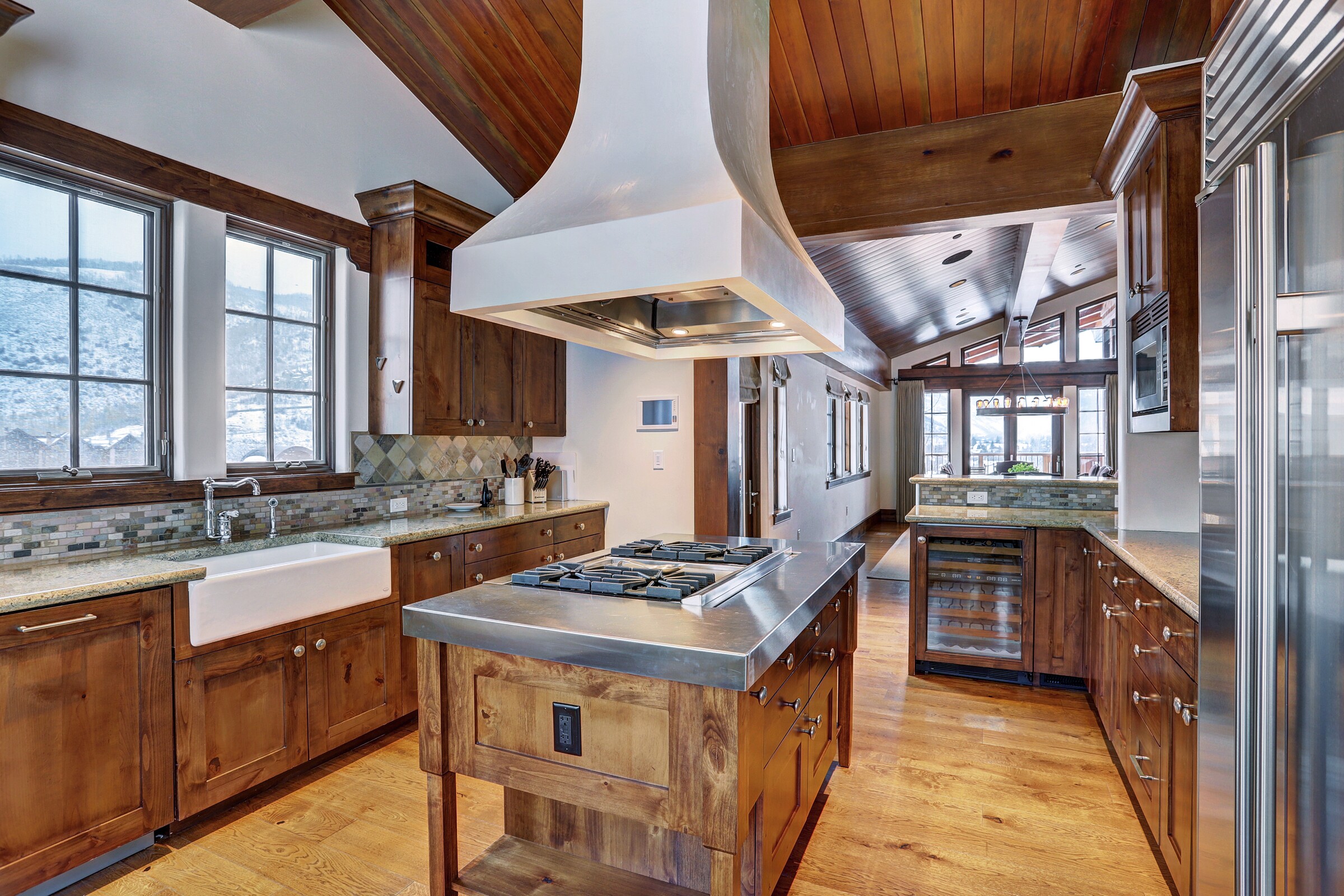5 Bdrm Chalet - Kitchen