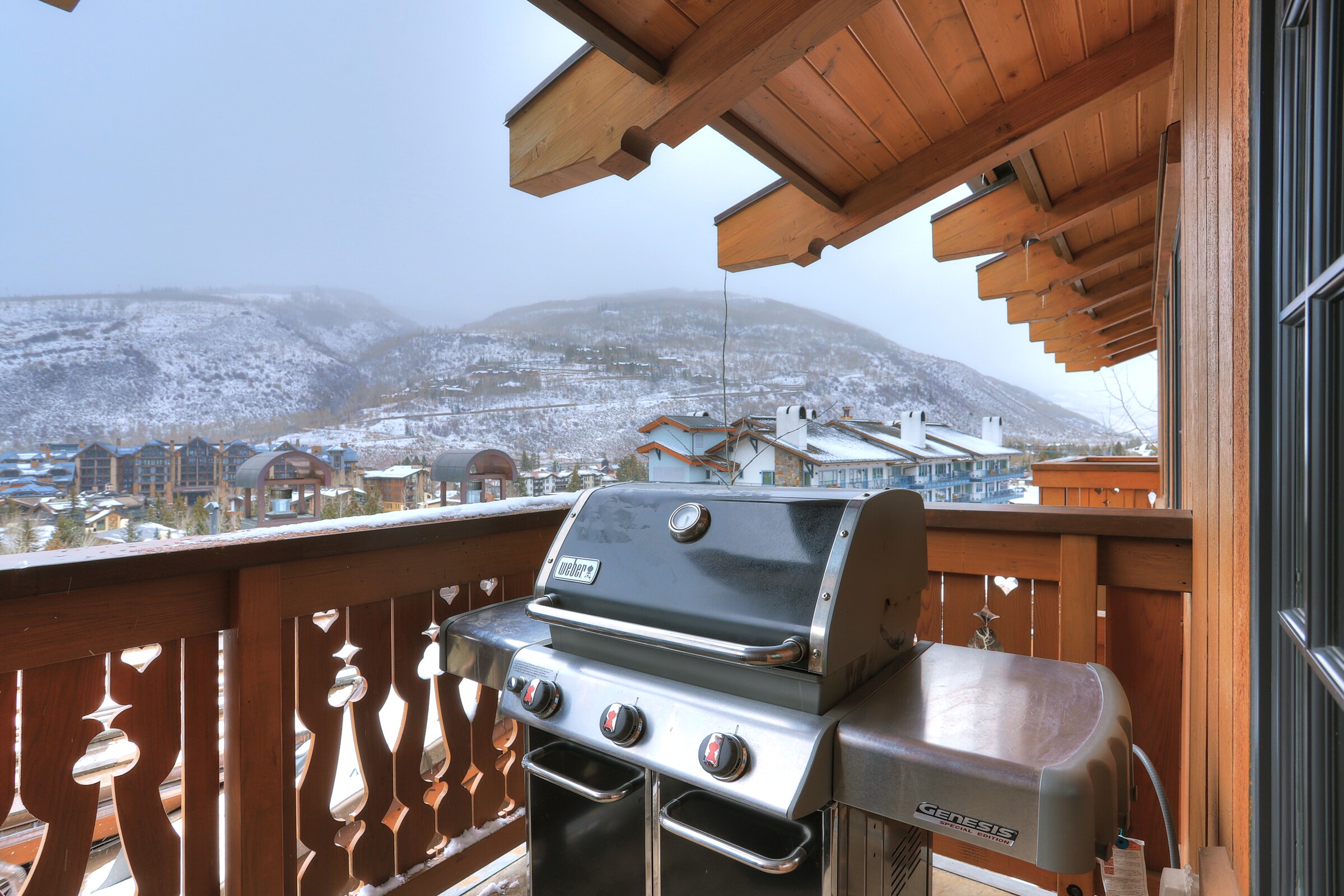 5 Bdrm Chalet - Balcony with BBQ