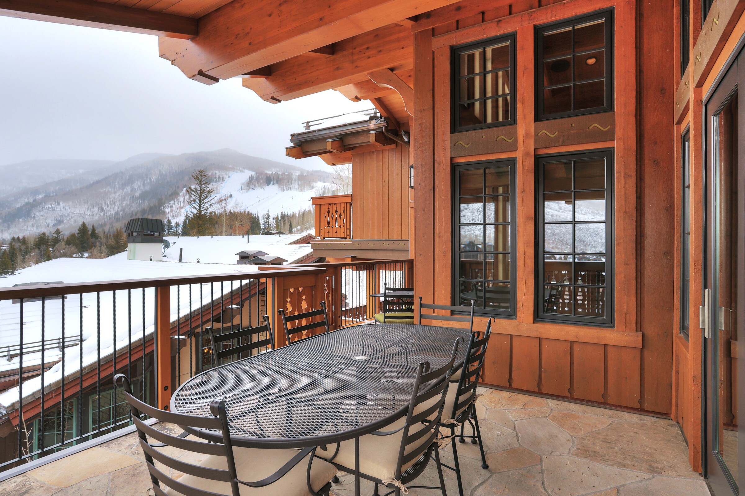 5 Bdrm Chalet - Deck