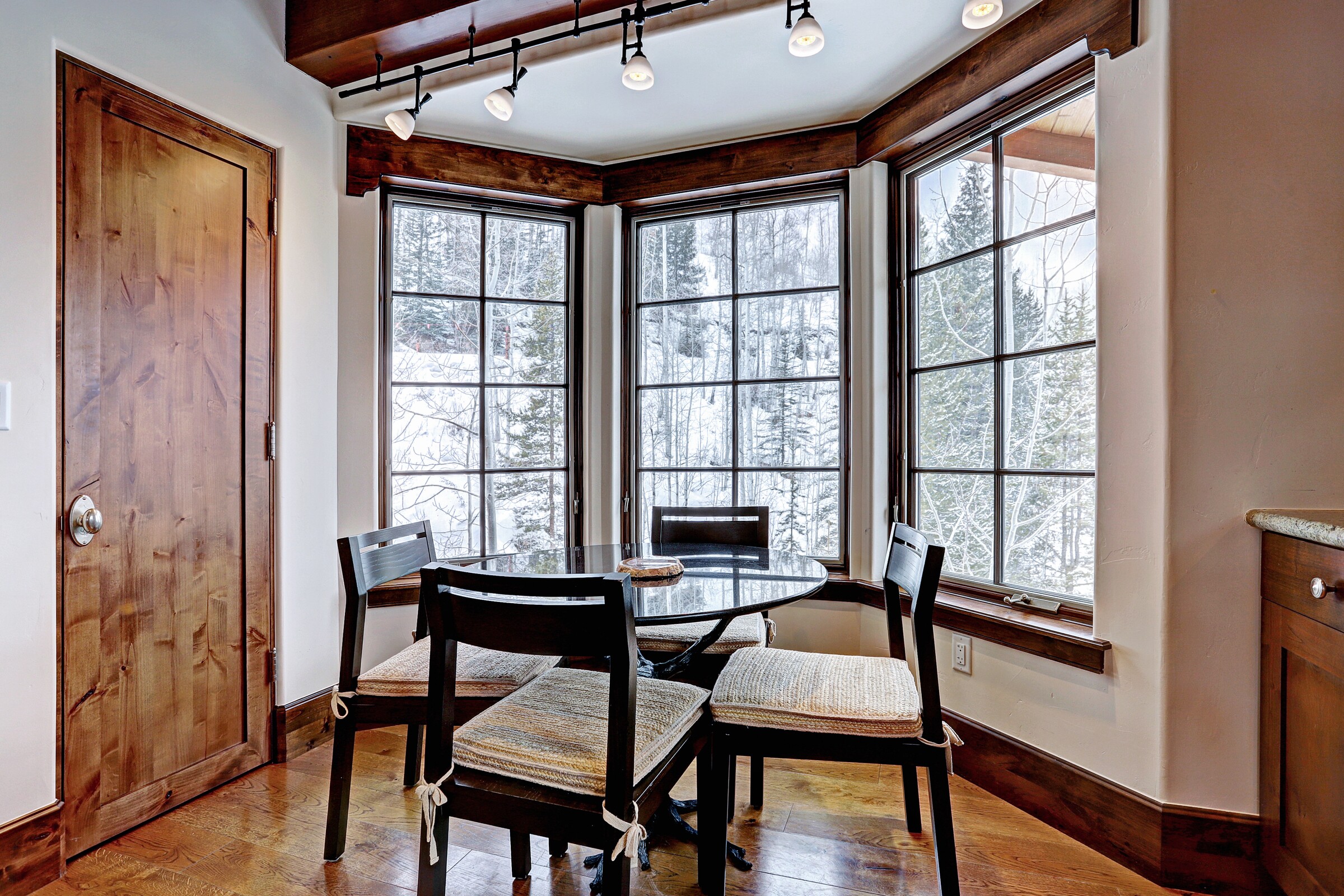 5 Bdrm Chalet - Breakfast Nook